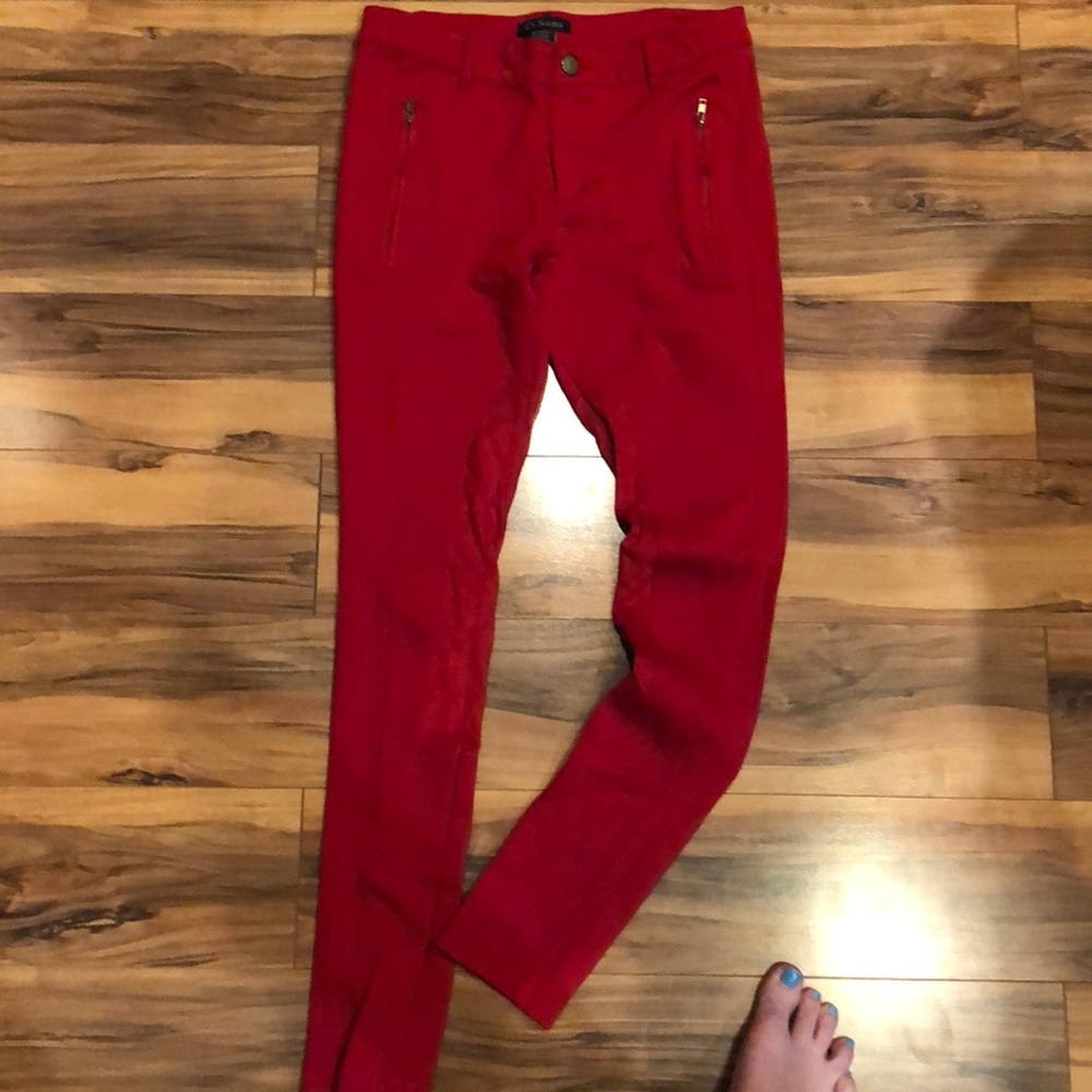 Red riding style 🐴 leggings. Super cute!